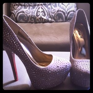 Super cute Alba red bottom heels